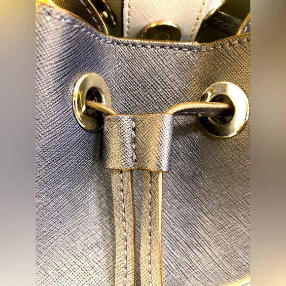 💥Moving to @the_bag_guy💥Michael Kors - Greenwich Medium Bucket Bag - Picture 11 of 16